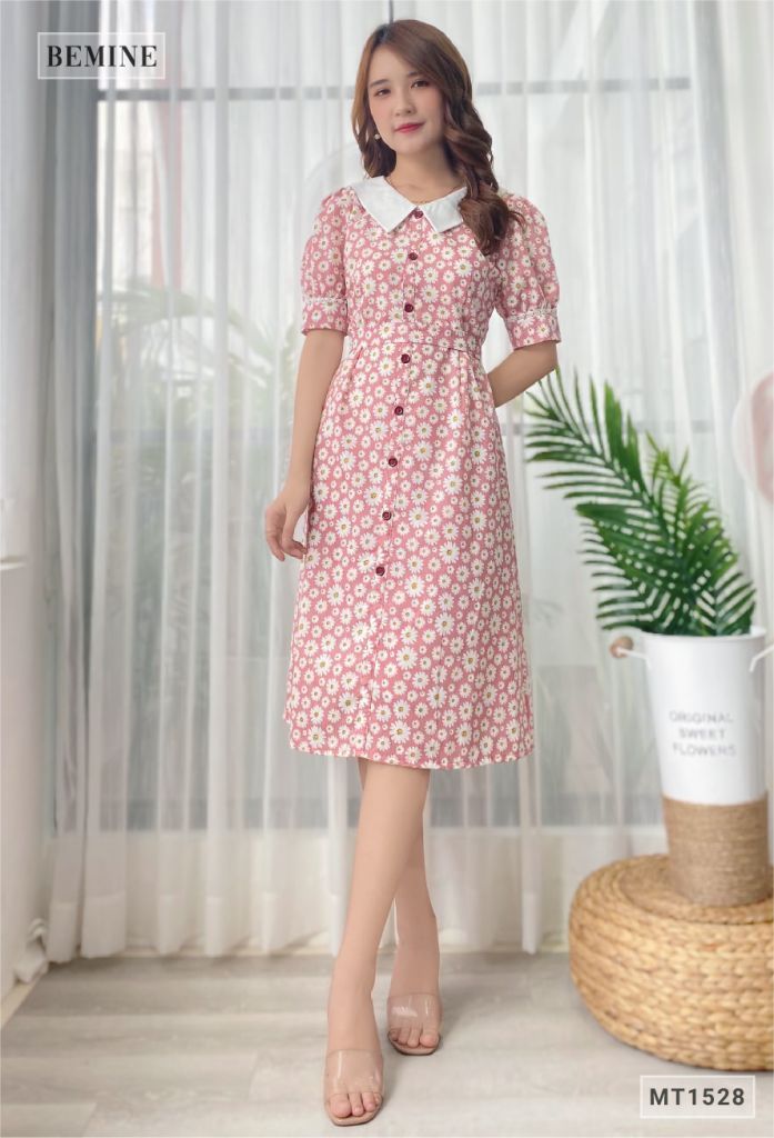 MT1528HONG - Đầm hoa cổ phối trắng nút dọc