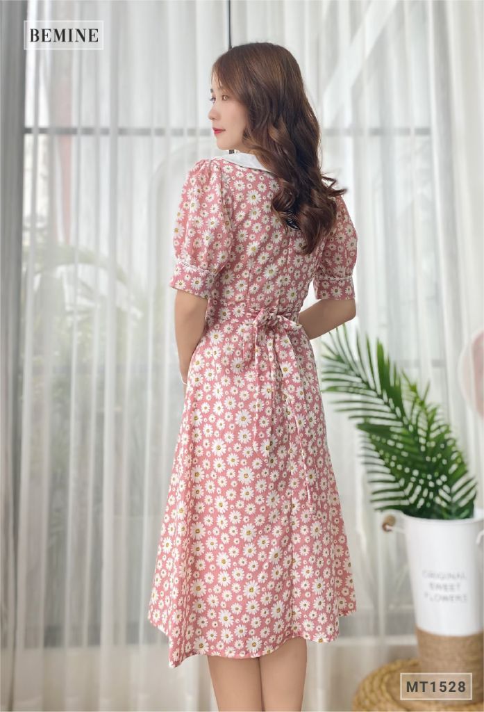 MT1528HONG - Đầm hoa cổ phối trắng nút dọc