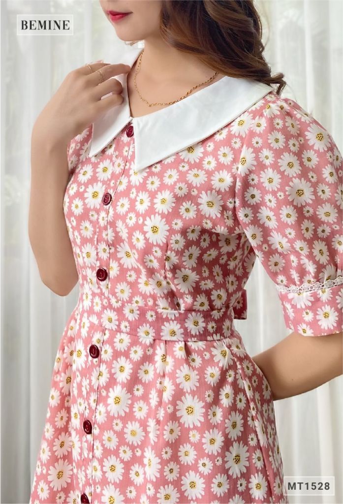 MT1528HONG - Đầm hoa cổ phối trắng nút dọc