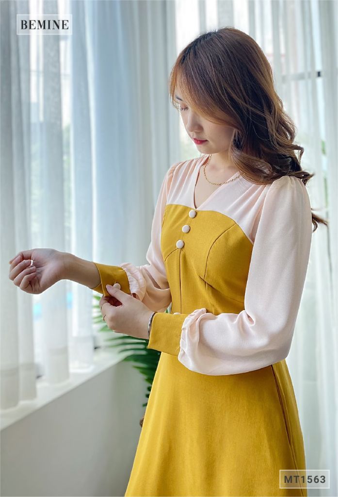 MT1563VANG - Đầm 3 nút giả phối tay dài