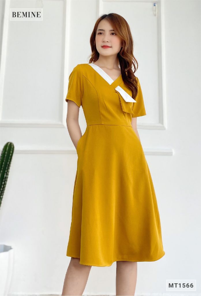 MT1566VANG - Đầm cổ chéo phối vạt trắng