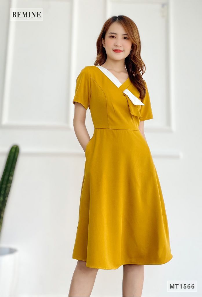 MT1566VANG - Đầm cổ chéo phối vạt trắng