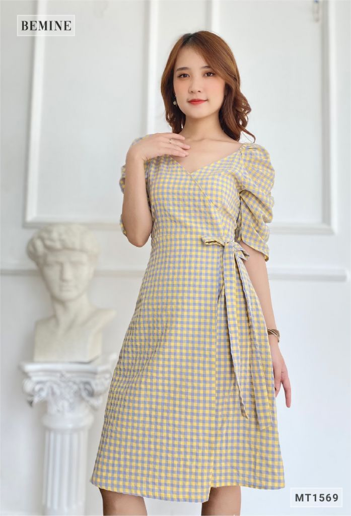 MT1569VANG - Đầm caro von dây eo