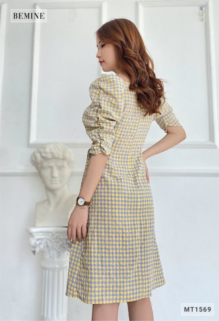 MT1569VANG - Đầm caro von dây eo