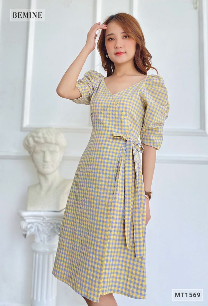 MT1569VANG - Đầm caro von dây eo