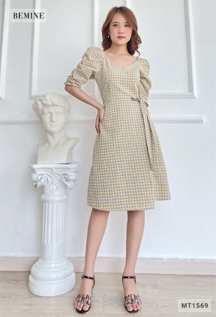 MT1569VANG - Đầm caro von dây eo