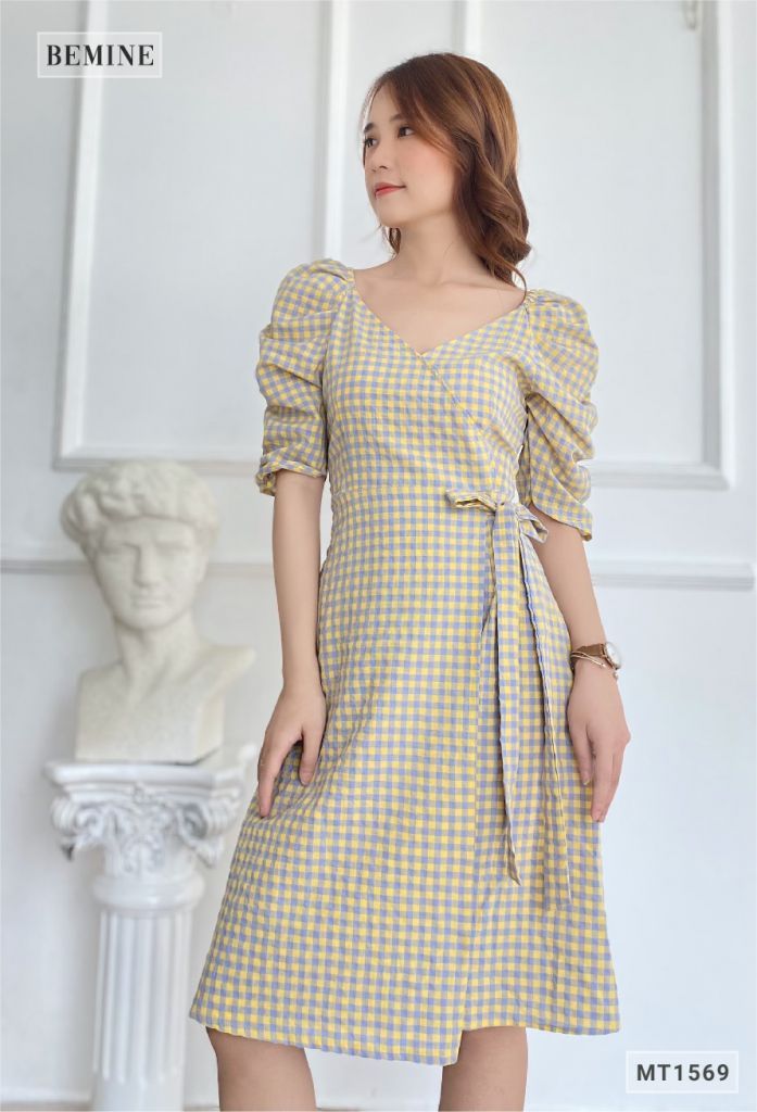 MT1569VANG - Đầm caro von dây eo
