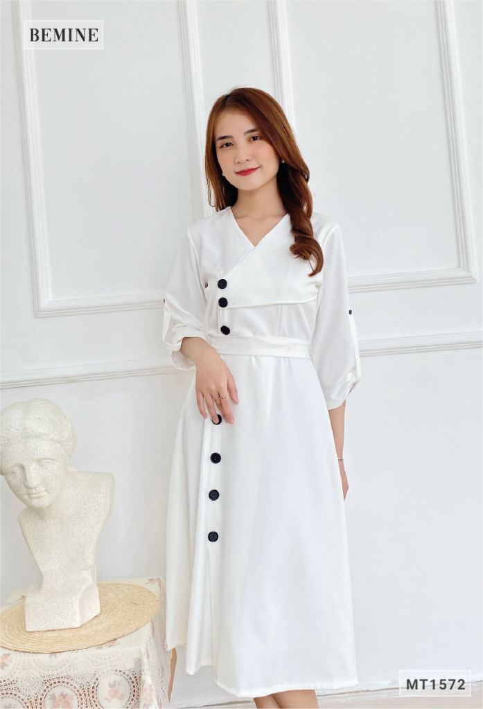 MT1572TRANG - Đầm đáp ngực đính nút