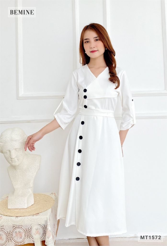 MT1572TRANG - Đầm đáp ngực đính nút