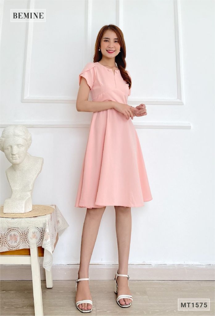 MT1575HONG - Đầm cổ đính 2 nút bọc tay búp sen