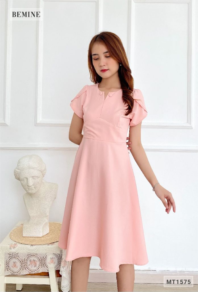 MT1575HONG - Đầm cổ đính 2 nút bọc tay búp sen
