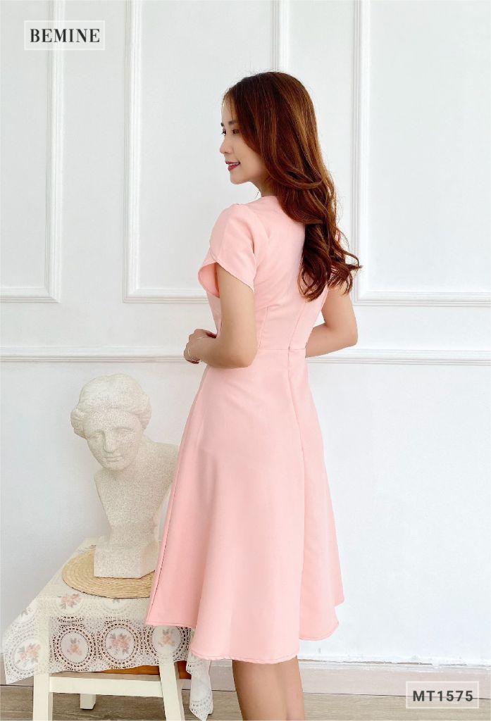 MT1575HONG - Đầm cổ đính 2 nút bọc tay búp sen