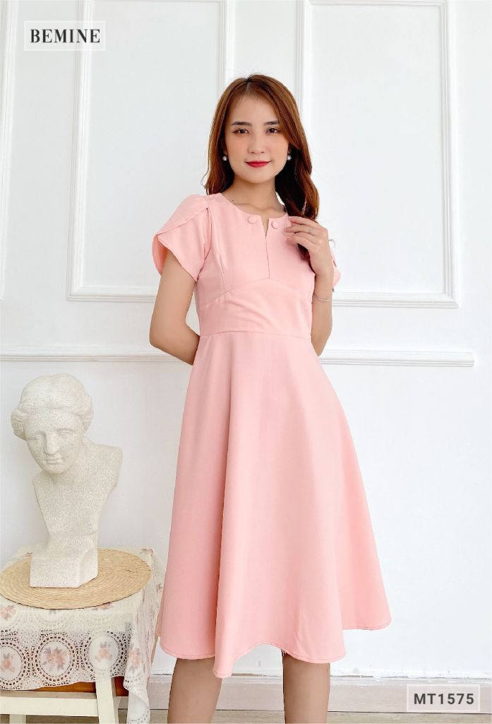MT1575HONG - Đầm cổ đính 2 nút bọc tay búp sen