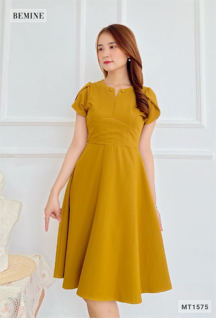 MT1575VANG - Đầm cổ đính 2 nút bọc tay búp sen