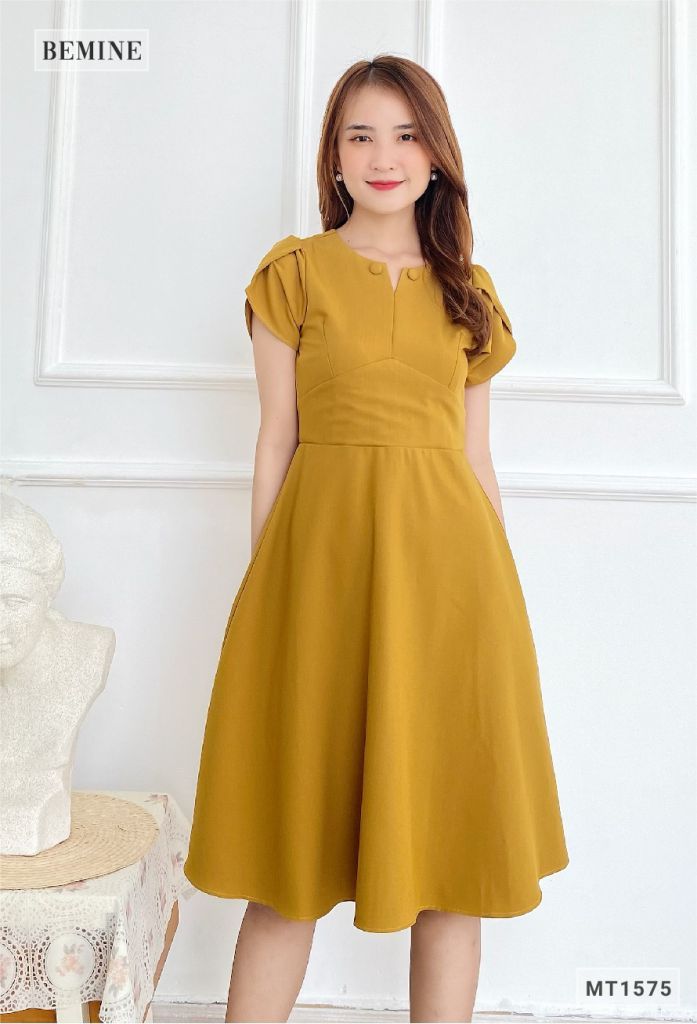 MT1575VANG - Đầm cổ đính 2 nút bọc tay búp sen