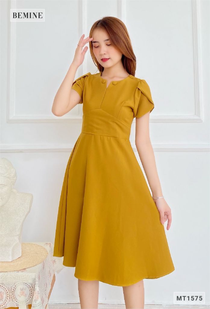 MT1575VANG - Đầm cổ đính 2 nút bọc tay búp sen