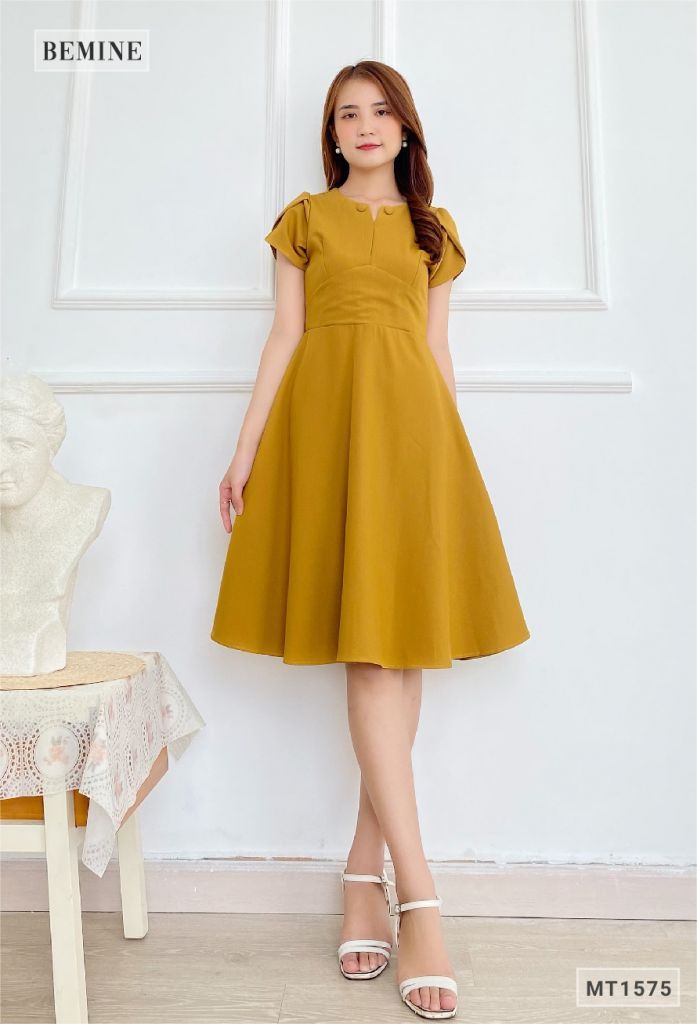 MT1575VANG - Đầm cổ đính 2 nút bọc tay búp sen