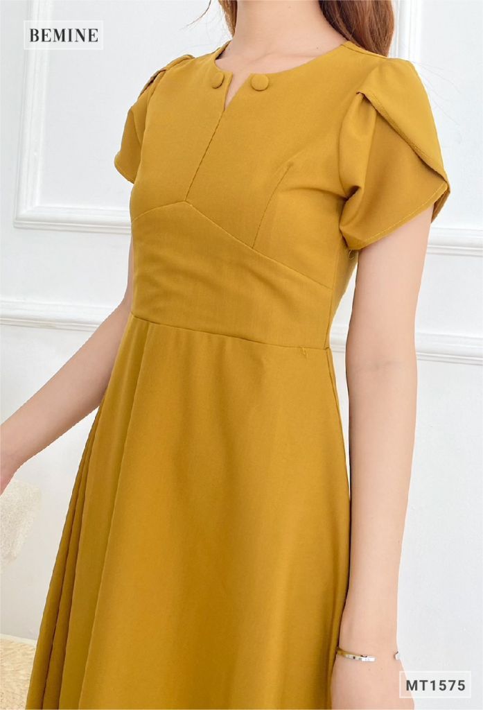 MT1575VANG - Đầm cổ đính 2 nút bọc tay búp sen