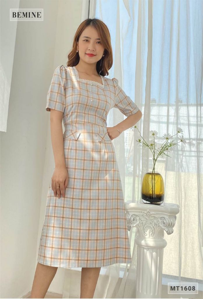 MT1608XANH - Đầm caro cổ vuông túi đắp