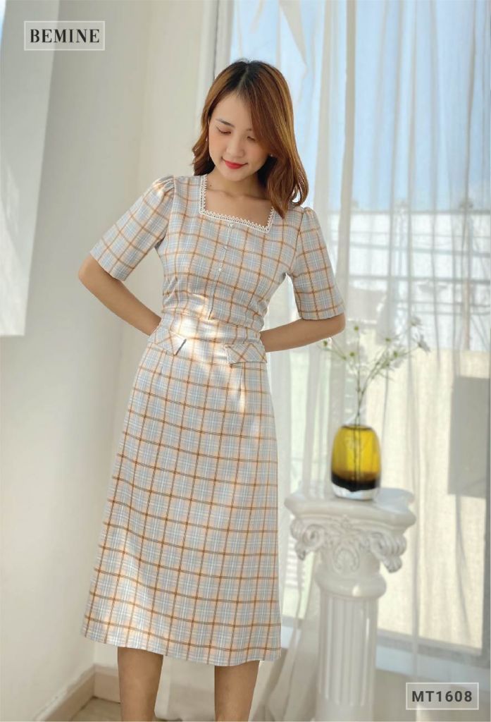 MT1608XANH - Đầm caro cổ vuông túi đắp