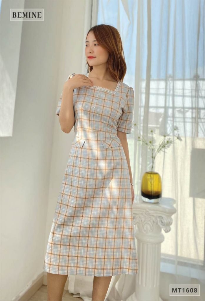 MT1608XANH - Đầm caro cổ vuông túi đắp