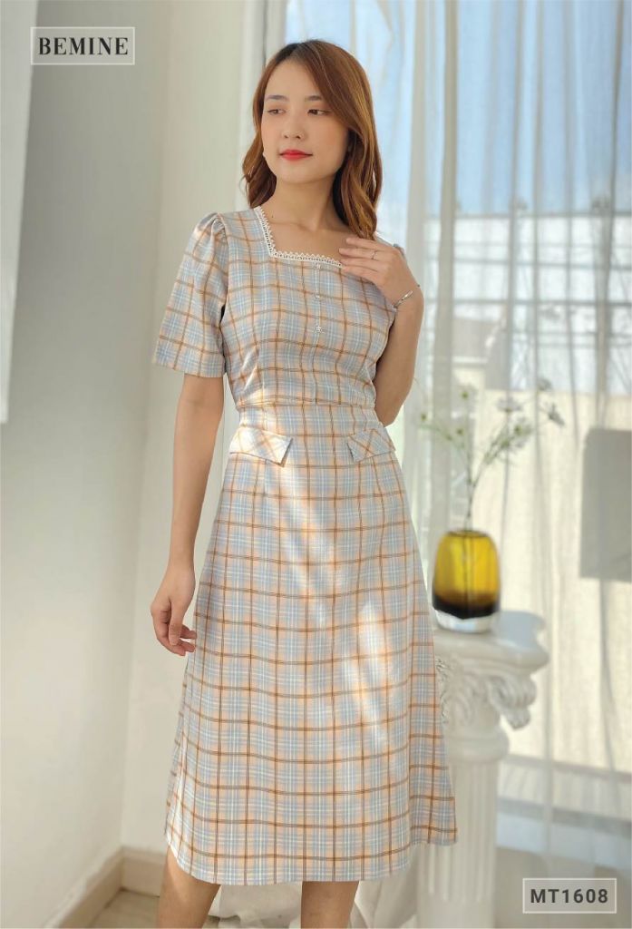 MT1608XANH - Đầm caro cổ vuông túi đắp