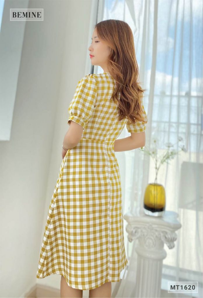 MT1620VANG - Đầm caro suông cổ V