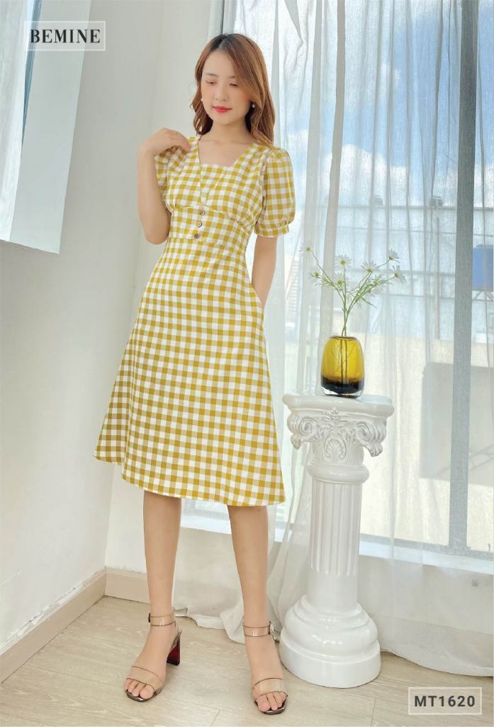 MT1620VANG - Đầm caro suông cổ V