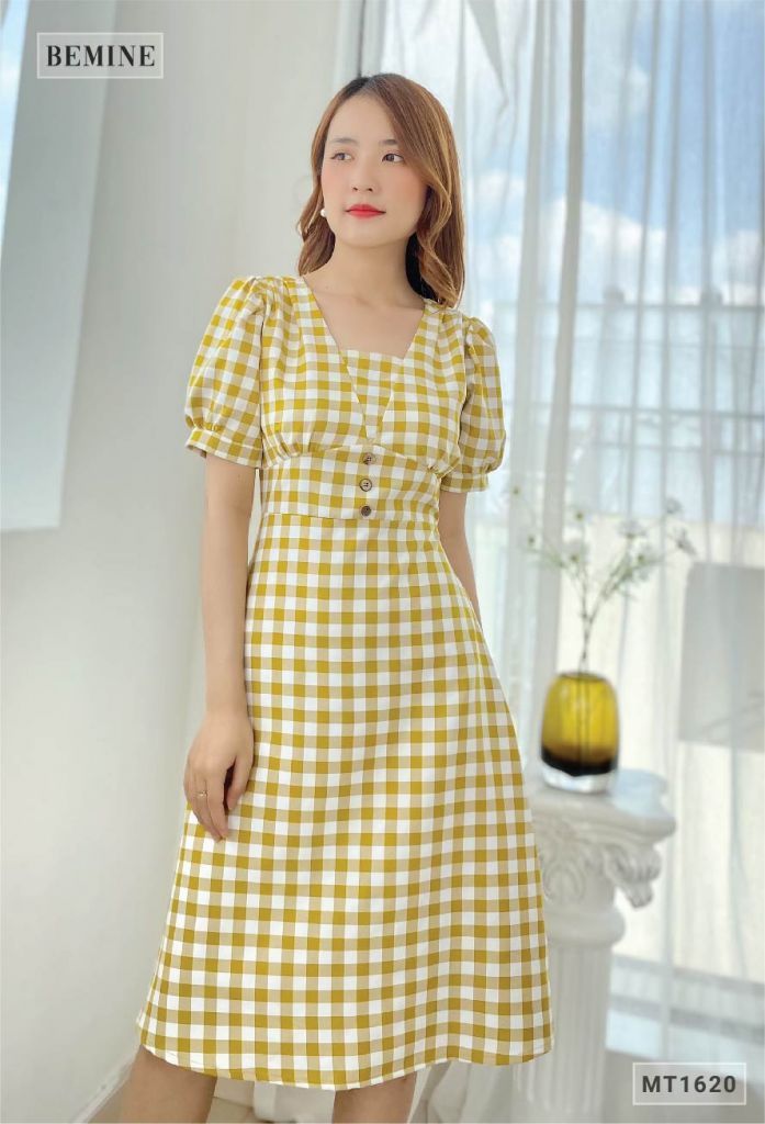 MT1620VANG - Đầm caro suông cổ V