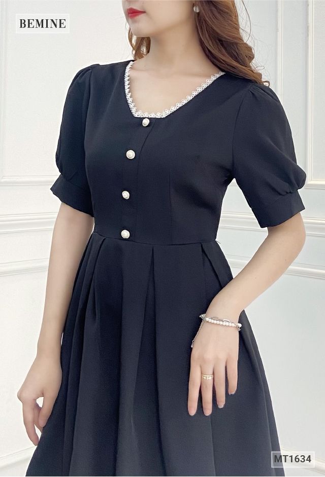 MT1634DEN - Đầm đính nút cổ V phối ren