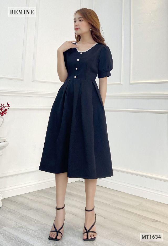 MT1634DEN - Đầm đính nút cổ V phối ren