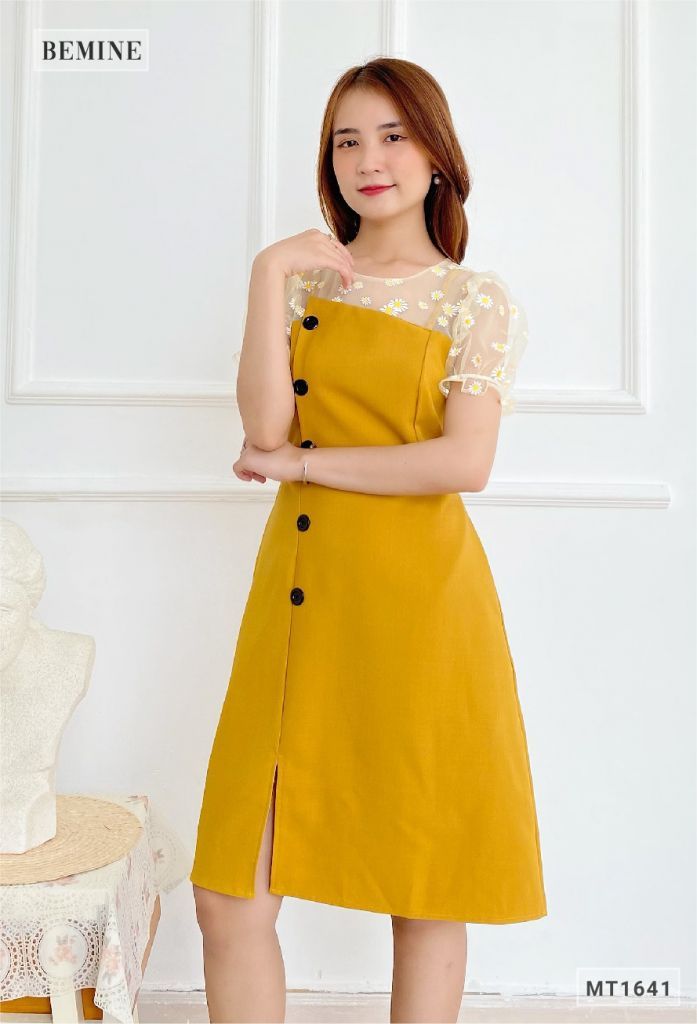 MT1641VANG - Đầm đính nút lệch phối cổ