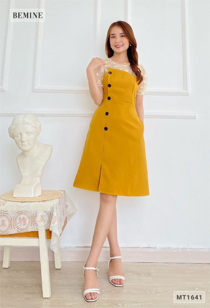 MT1641VANG - Đầm đính nút lệch phối cổ