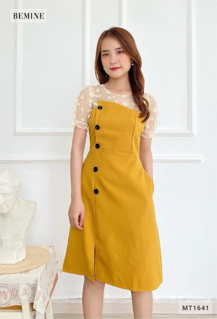 MT1641VANG - Đầm đính nút lệch phối cổ
