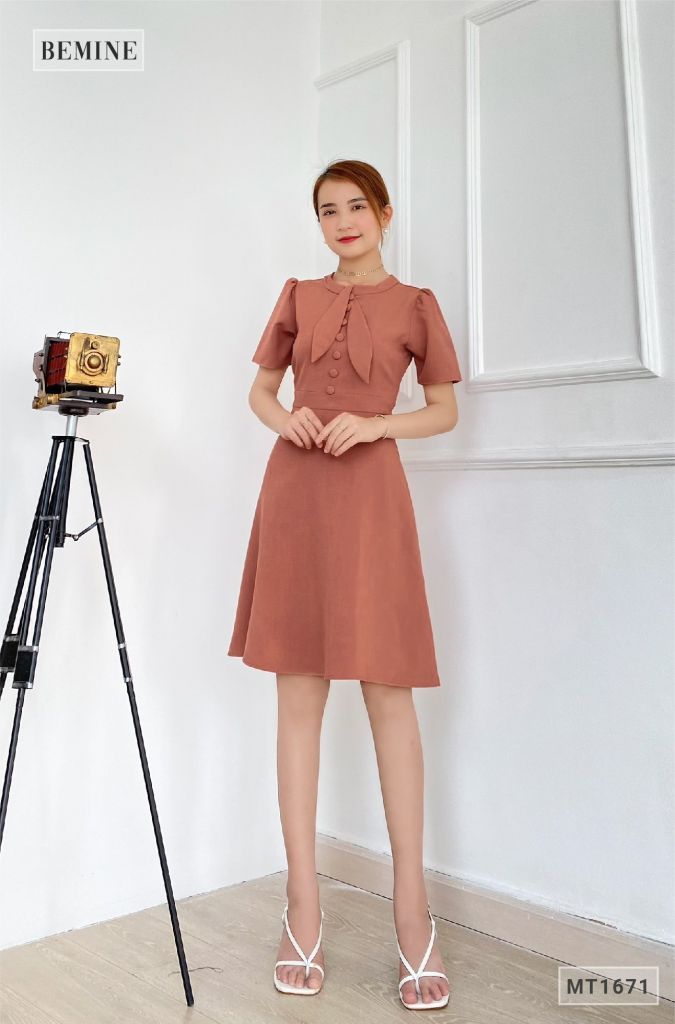 MT1671GACH - Đầm trụ nút nơ cổ đắp chéo