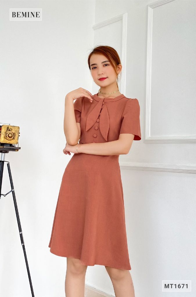MT1671GACH - Đầm trụ nút nơ cổ đắp chéo