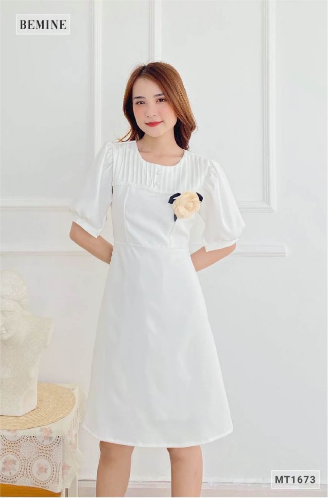 MT1673TRANG - Đầm đính hoa hông cổ xếp ly