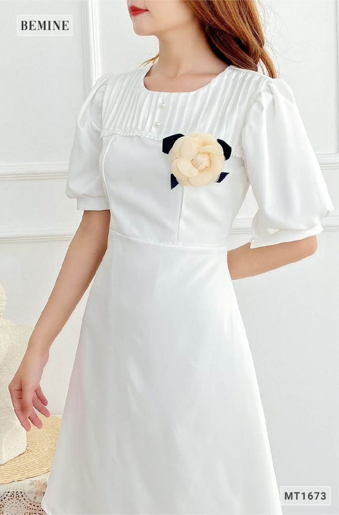 MT1673TRANG - Đầm đính hoa hông cổ xếp ly