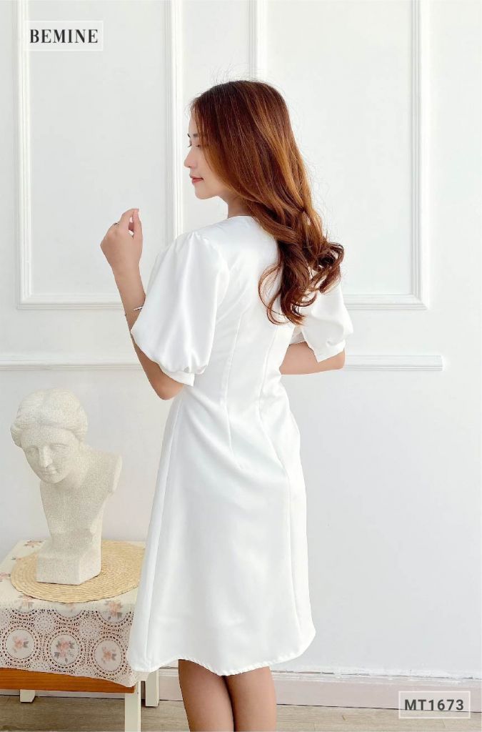 MT1673TRANG - Đầm đính hoa hông cổ xếp ly