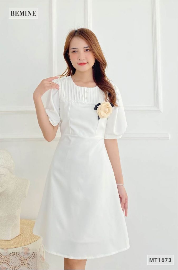 MT1673TRANG - Đầm đính hoa hông cổ xếp ly