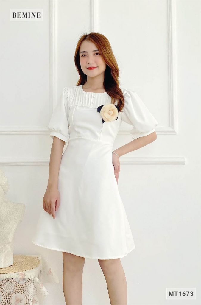 MT1673TRANG - Đầm đính hoa hông cổ xếp ly