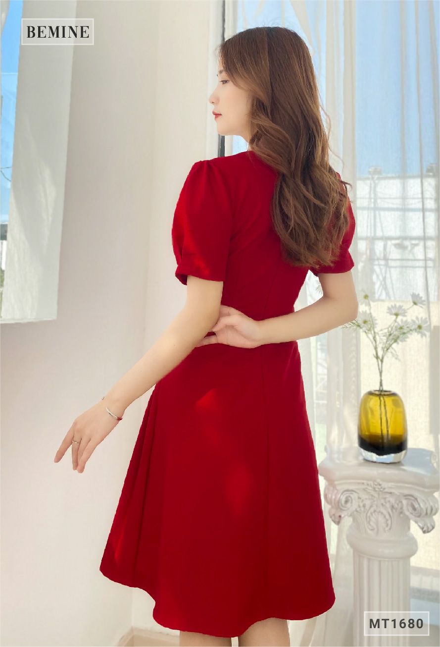 MT1680DO - Đầm xếp ly tùng đính nút