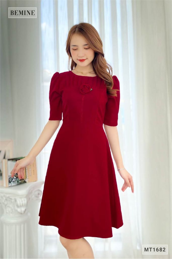MT1682DO - Đầm xếp ly ngực chỉ nổi