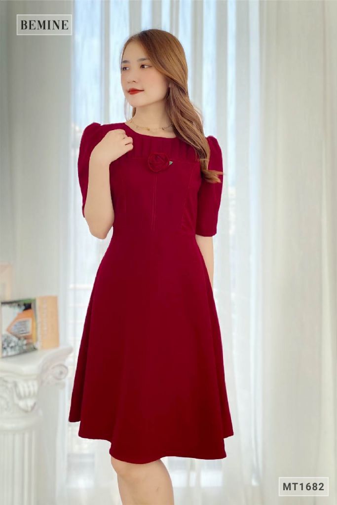 MT1682DO - Đầm xếp ly ngực chỉ nổi