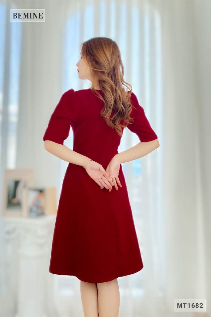 MT1682DO - Đầm xếp ly ngực chỉ nổi