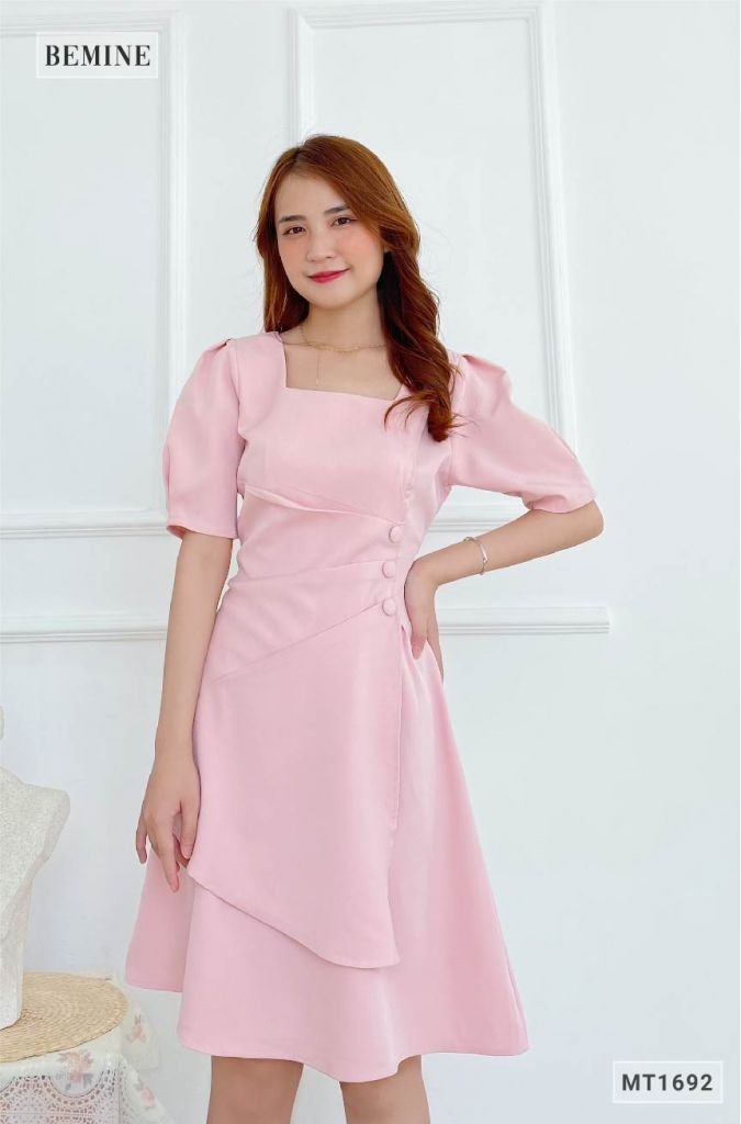MT1692HONG - Đầm xếp ly 3 cúc vạt tùng
