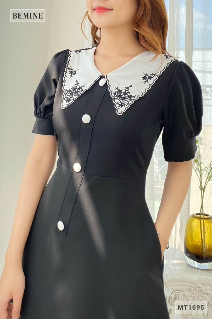 MT1695DEN - Đầm phối cổ thêu nút bọc