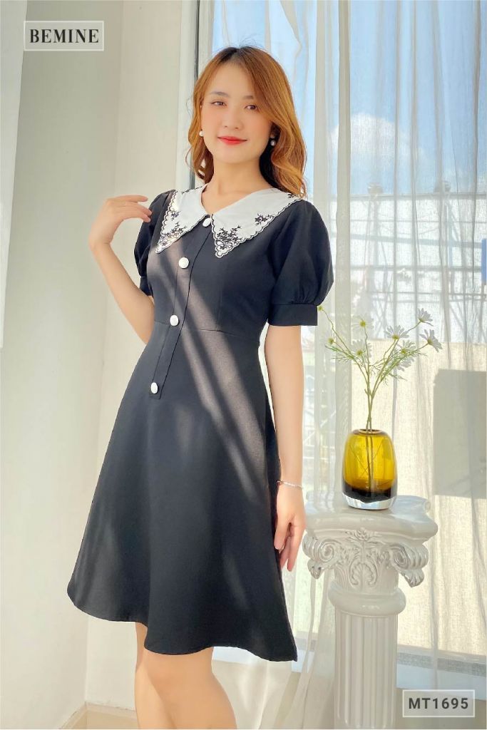 MT1695DEN - Đầm phối cổ thêu nút bọc