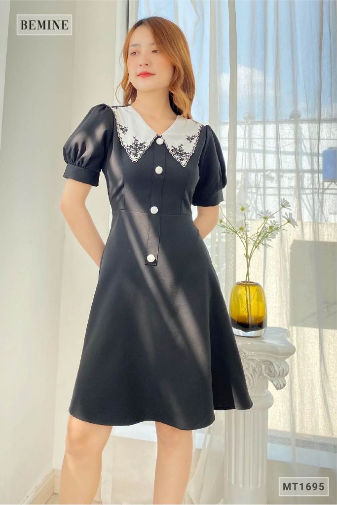 MT1695DEN - Đầm phối cổ thêu nút bọc