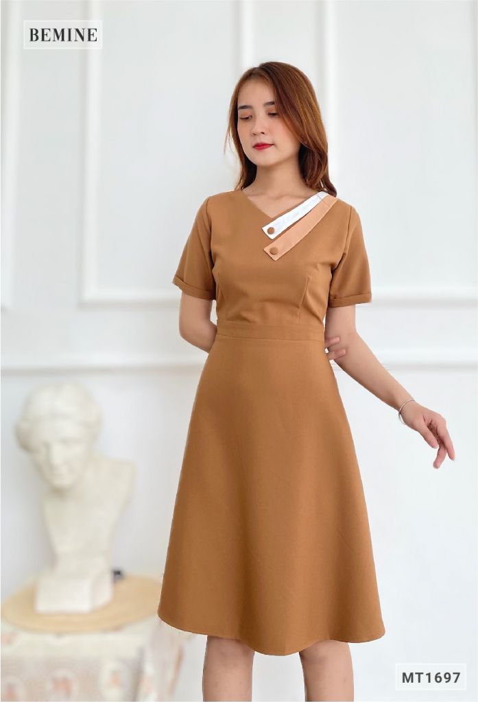 MT1697DA - Đầm suông cổ đính nút
